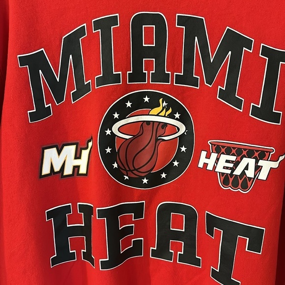 Women’s Miami Heat Red Graphic Long Sleeve Pullover Sweatshirt Size Medium - Picture 5 of 7